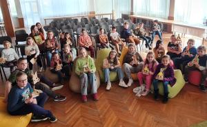 V školskom klube detí ZŠLCS zhotovil zajačikov z papierea
